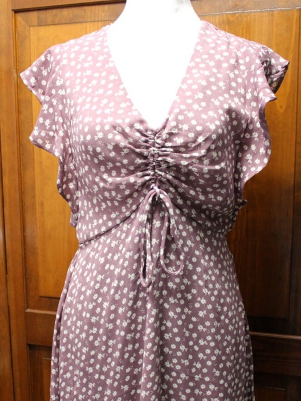 Cute dusty rose dress w/white flowers. V-neck, cinch front, cap sleeves, lined.